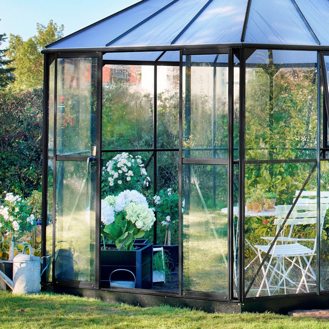 Van sturen bouwer Tuinprieel Atrium in zwart om te loungen en te kweken